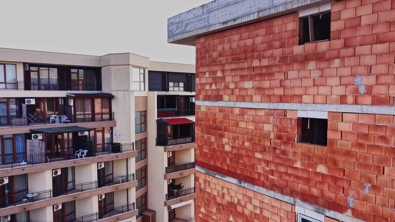 Bangunan dalam pembangunan di Nesebar Bulgaria dekat apartemen yang sudah selesai