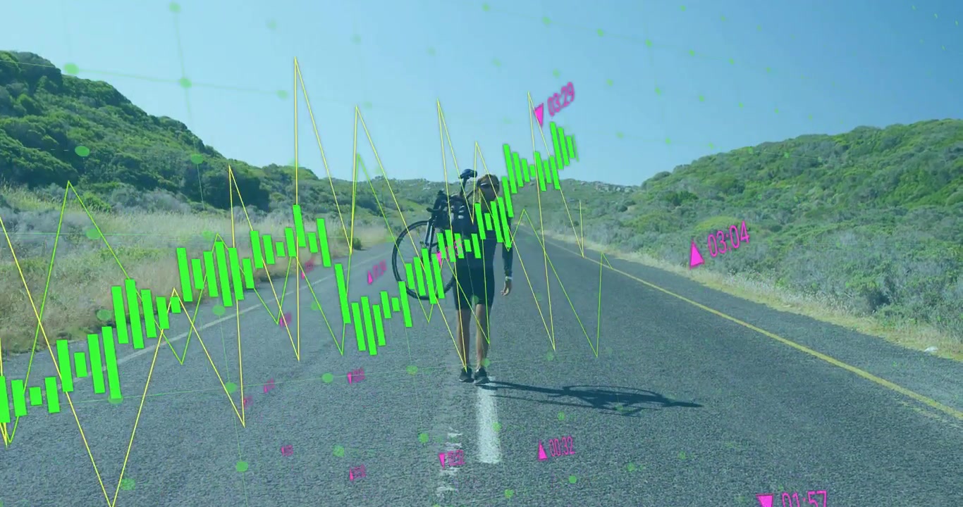 Ciclista che porta la bicicletta in spalla lungo l'autostrada, causando una sovrapposizione animata di grafici di performance fluttuanti.