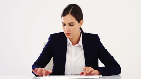 mujer de negocios que trabaja en la oficina