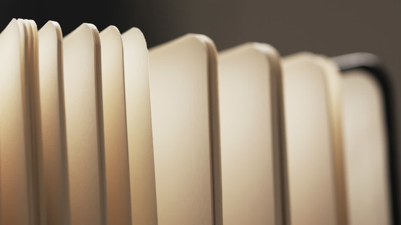 micro de páginas de cuaderno y espacio de copia en fondo gris