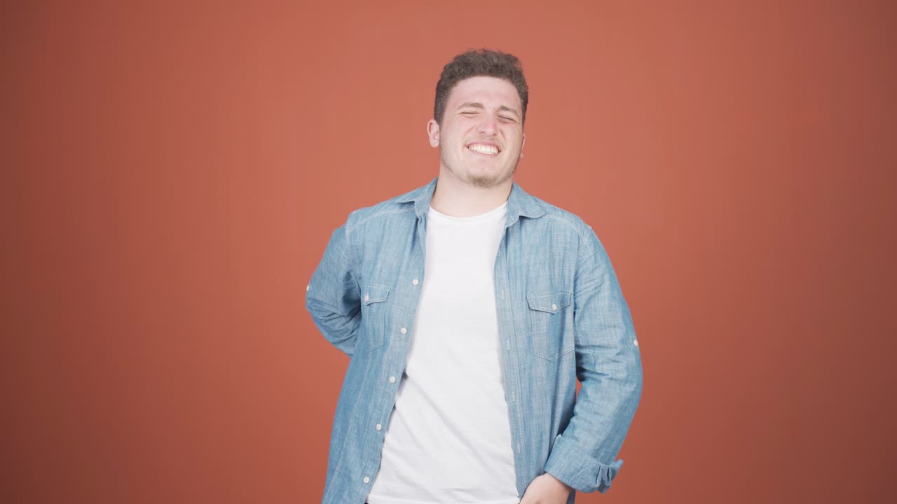 허리 통증이 있는 남자.