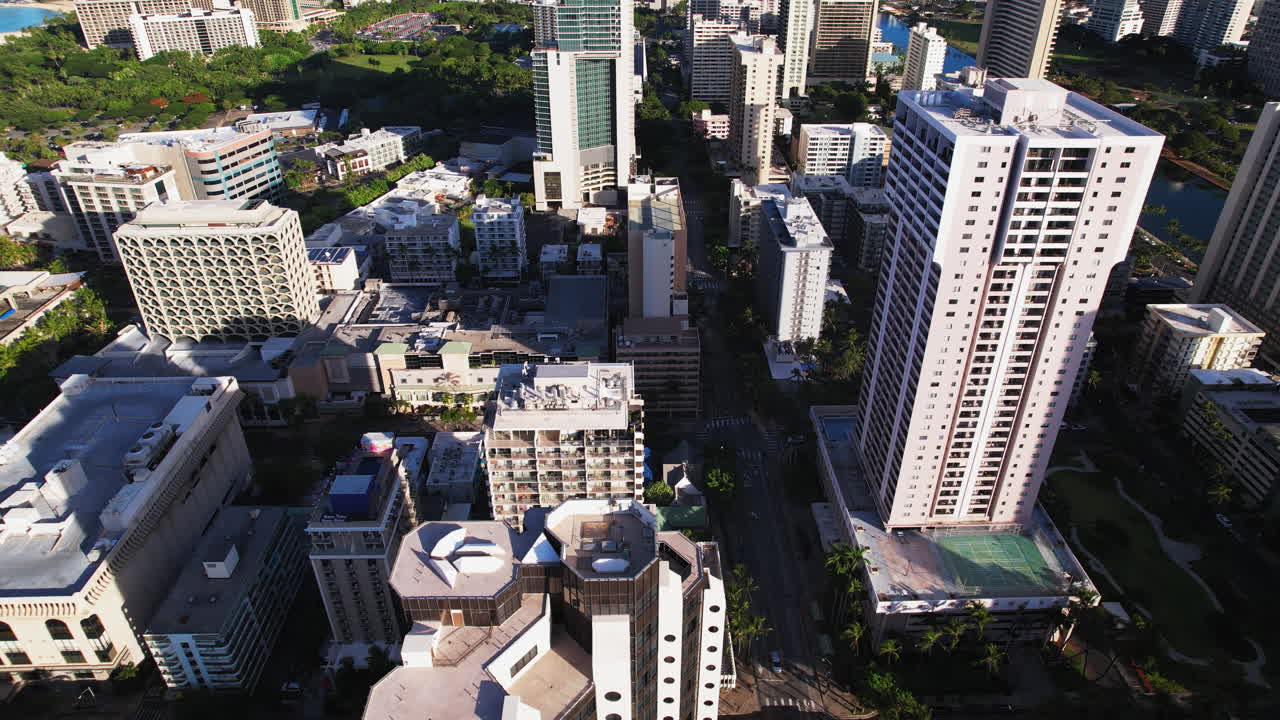 Plano aéreo de acompanhamento lento inclinado para baixo para ver edifícios e arranha-céus em Honolulu, Havaí
