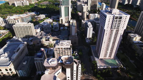 Tiro-De-Seguimiento-Aéreo-Lento-Inclinado-Hacia-Abajo-Para-Ver-Edificios-Y-Rascacielos-En-Honolulu-Hawaii