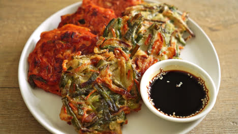 파전 또는 한국 팬케이크 및 한국 김치 팬케이크 또는 김치전 - 한국 전통 음식 스타일