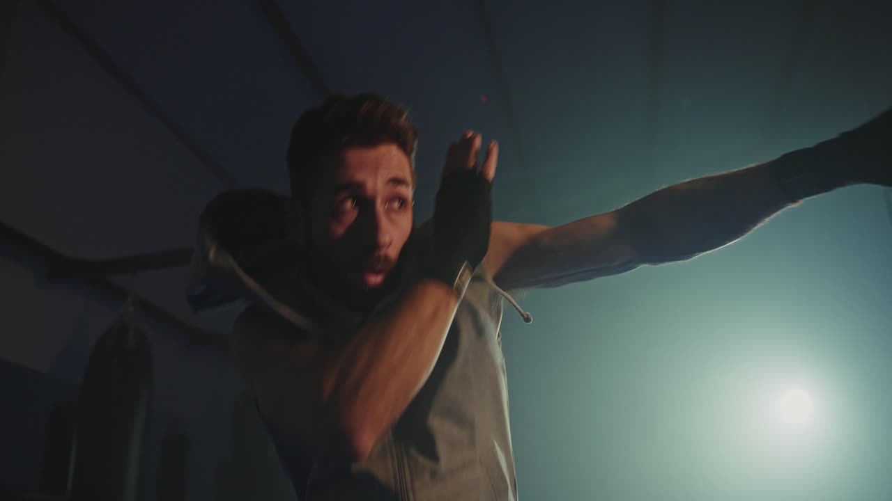 체육관 에서 권투 훈련 을 하는 사람