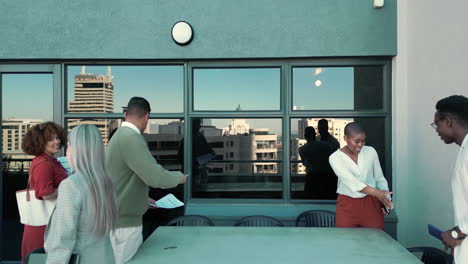 Dachterrasse,-Dokumente-Oder-Geschäftsleute-In-Besprechungen