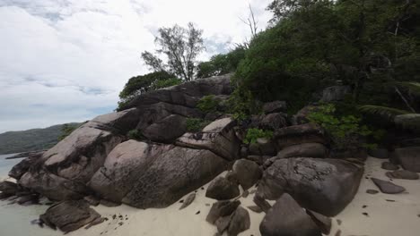 FPV-Aufnahmen-Von-Landschaften-Auf-Den-Seychellen,-Die-Natur,-Berge,-Meer,-Meer-Und-Massive-Granitfelsen-Am-Strand-Zeigen,-Gefilmt-In-4K-Mit-Viel-Bewegung