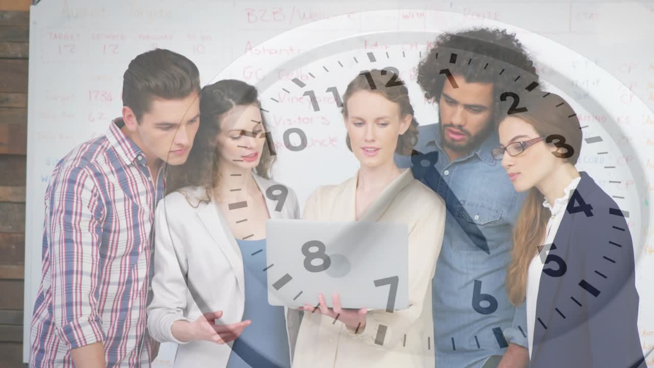 Colega principal levantando el portátil, el equipo interviniendo, con una superposición de reloj moviendo las manecillas para una revisión de negocios.
