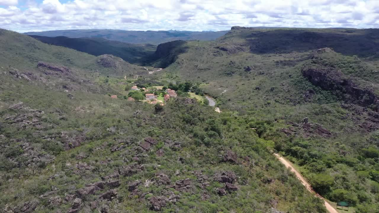 un antiguo complejo de edificios entre las vastas colinas áridas