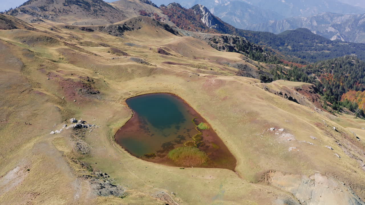 Vidvinkel dronepanorama af Dragesøen (Drakolimni), Smolikas-bjerget, Pindus-bjergene, Epirus, Grækenland