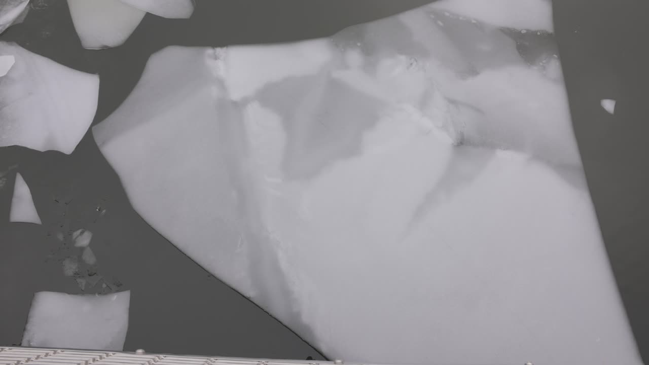 스웨덴 스 ⁇ 홀름 의 강 에 있는 빙판 을 깨는 일