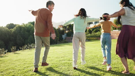 Familie,-Spielen-Und-Fliegen-Im-Garten-Mit-Kindern