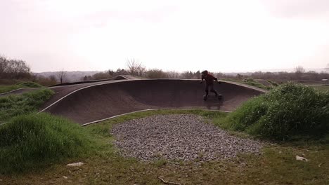 Metraje-De-Eboarding-Alrededor-De-Una-Pista-De-Bmx