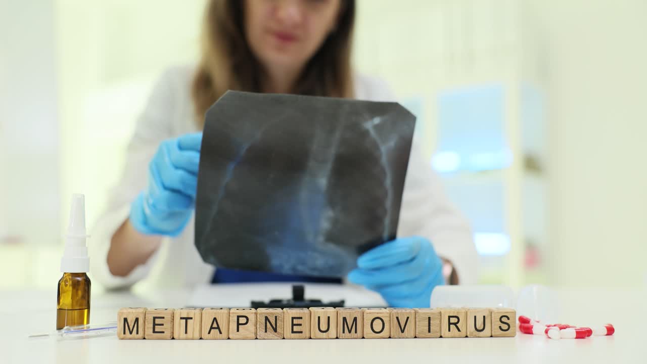 Un medico studia una radiografia polmonare e prende appunti su un blocco.