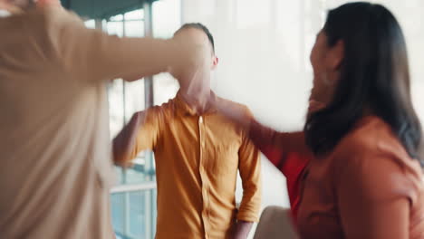 succes, high five en winnaar met zakenmensen