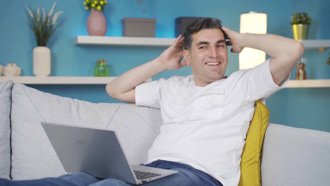 el hombre que cuida su cabello y piel. expresión de confianza en sí mismo.