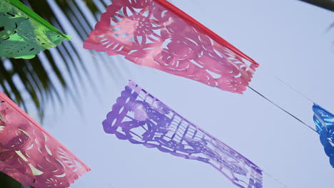 cerca de colorido papel picado perforado mexicano soplando en la brisa