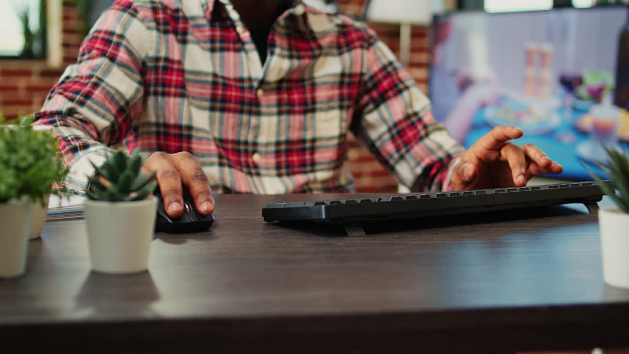 persona escribiendo en el teclado en el escritorio