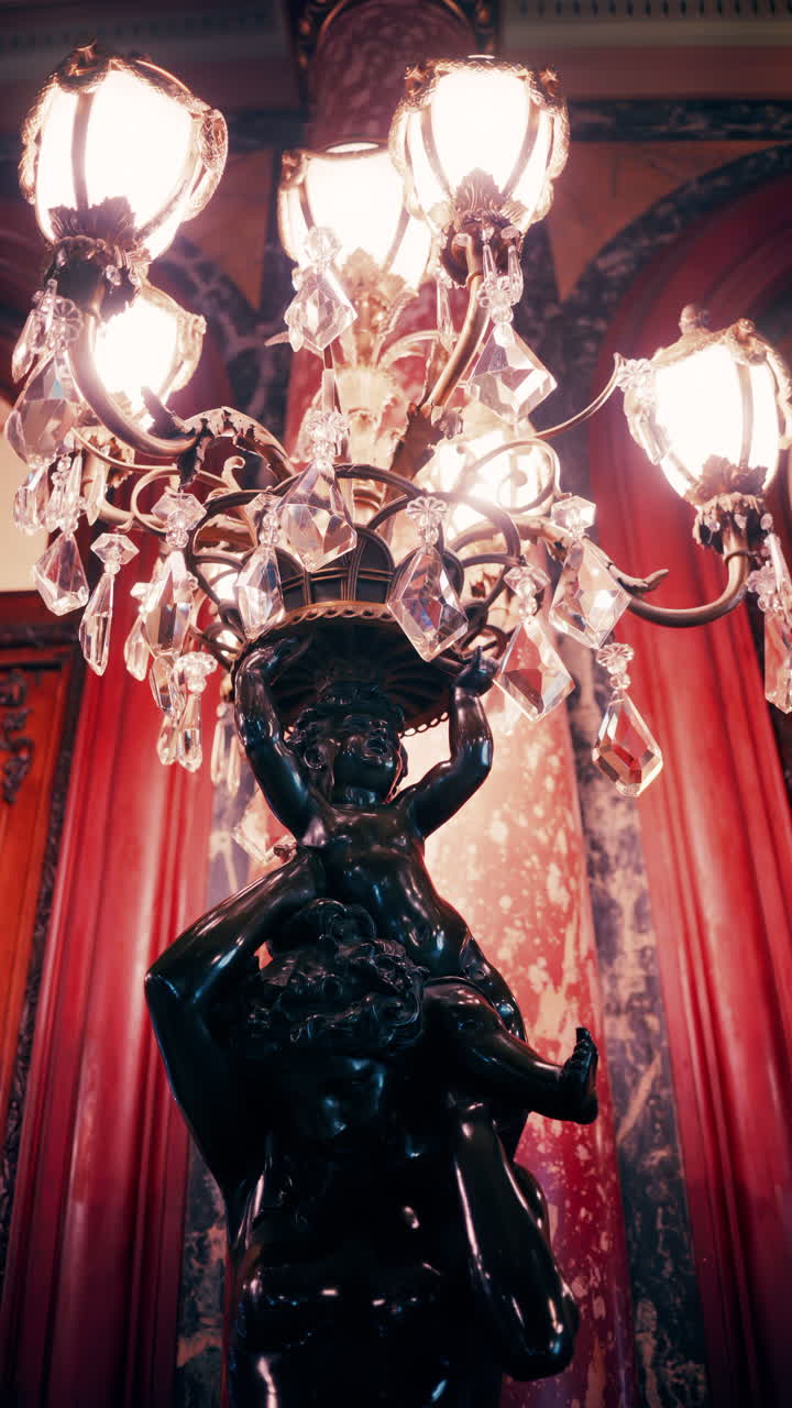 Monte Carlo, Monaco - 14 dicembre 2024: Primo piano di un lampadario sulla parete del Casinò di Monte Carlo. Verticale
