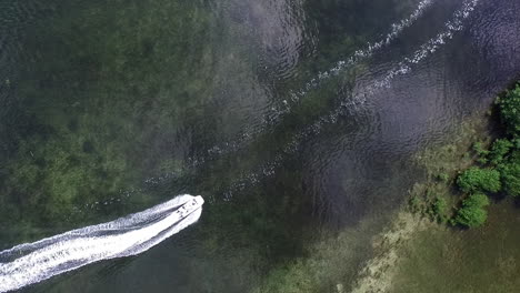 Una-Toma-Aérea-Mirando-Hacia-Abajo-Sobre-Un-Barco-Y-Estela