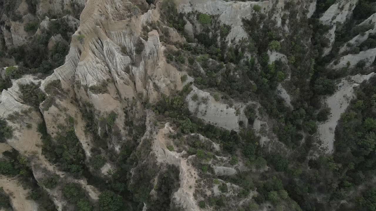 sobrevuelo aéreo: vista de ángulo alto de chimeneas de hadas hoodoos en francia