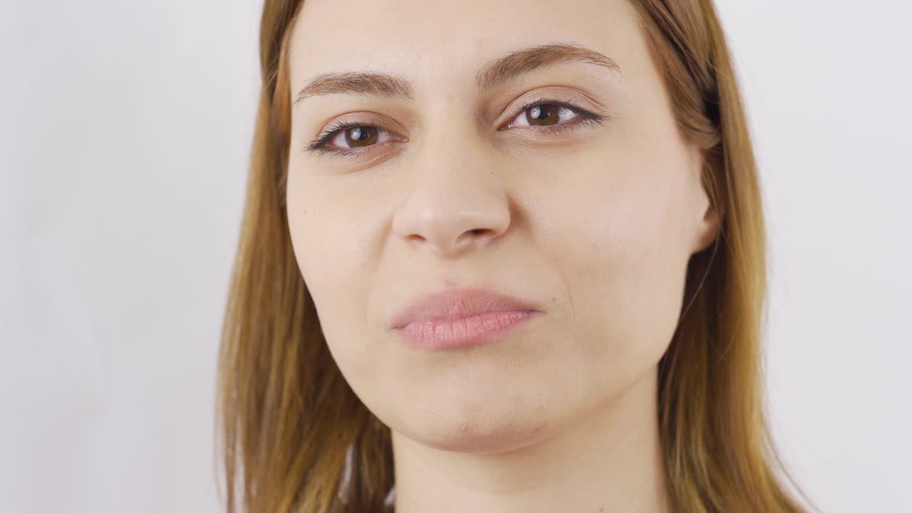 un primer plano de una mujer comiendo almendras.
