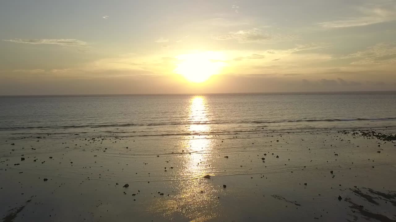 구름 해안선이 있는 완벽한 황금 시간 일몰, 썰물 해변의 멋진 공중 전망 비행 뒤로 드론 영상 im 인도네시아 2017 시네마틱 뷰 위 관광 가이드(필립 마니츠)
