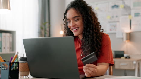 portátil, tarjeta de crédito y mujer de negocios en línea