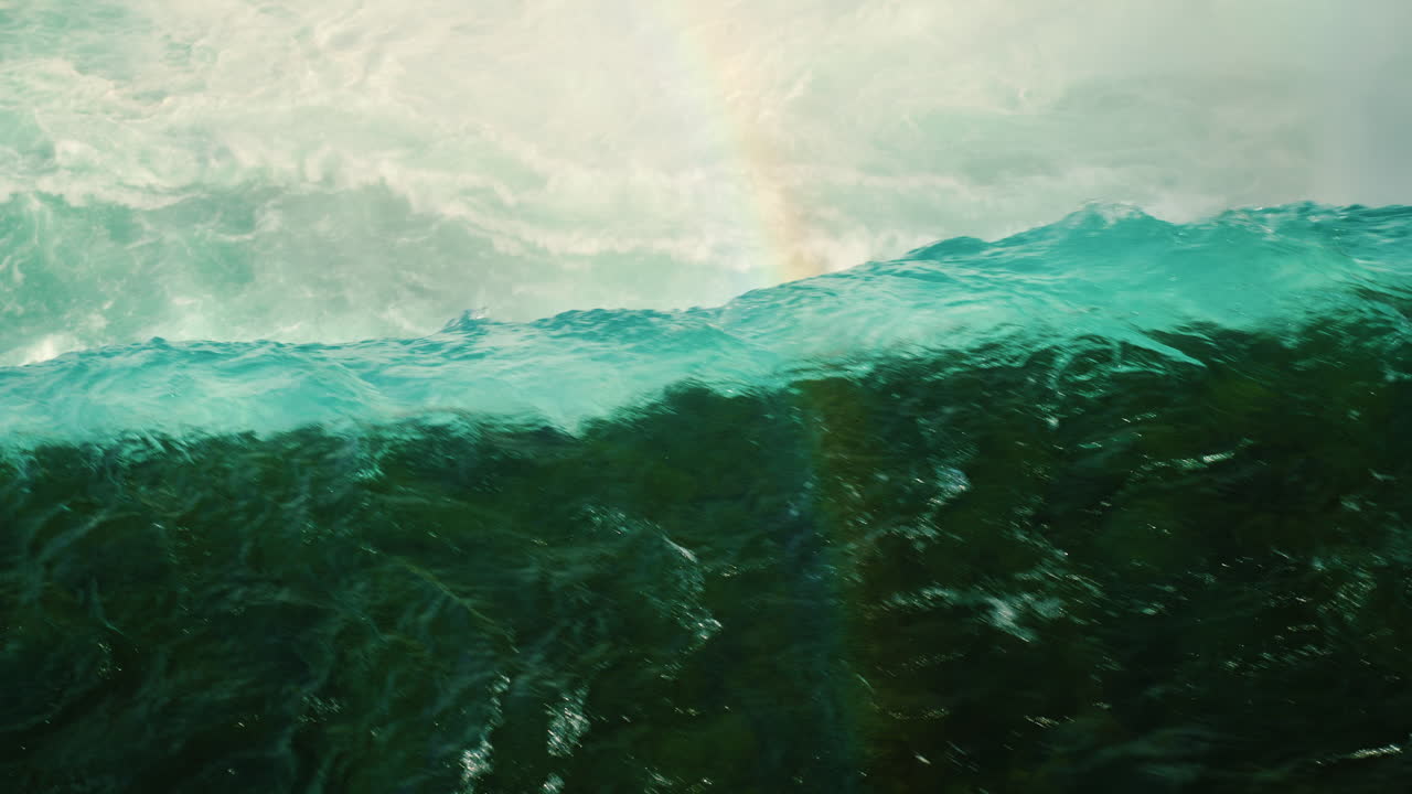 poderosa cascada y arco iris de cerca