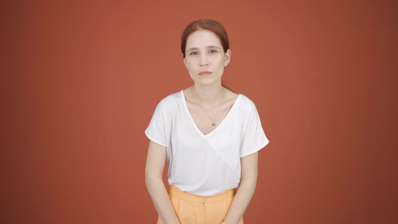 그녀가 들은 뉴스를 좋아하고 승인한 여성.