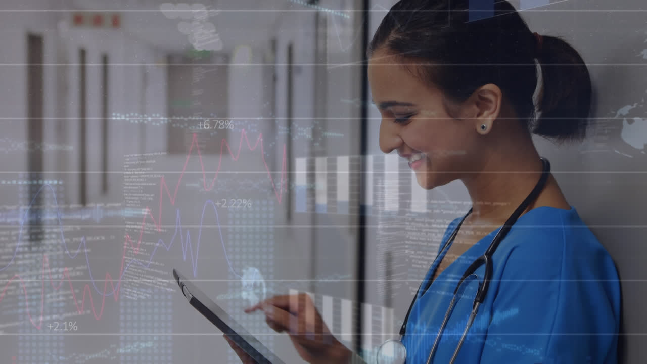 animación del procesamiento de datos sobre una doctora biracial que utiliza una tableta