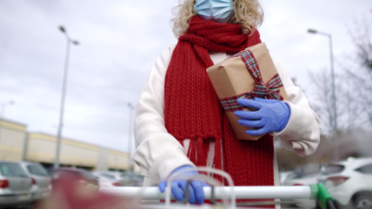 크리스마스 에 부끄러운 남자 와 그 의 여자친구