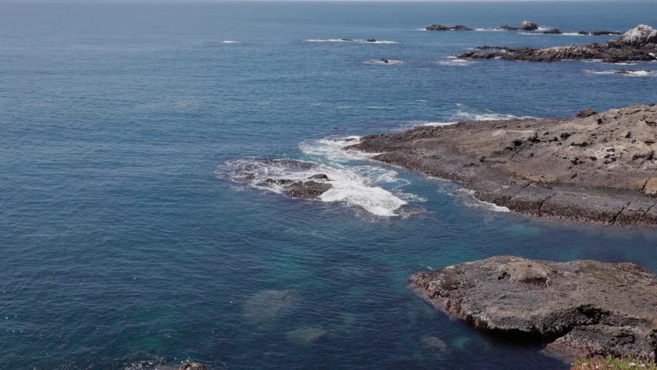 Costa della California con rocce e onde vicino a Carmel-by-the-Sea