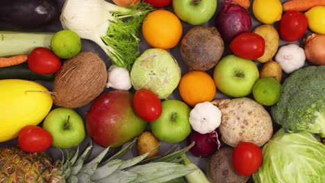frutas y verduras frescas y maduras ordenadas en la mesa de la cocina.