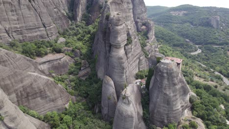 Unglaubliches-Klippenkloster-Inmitten-Einzigartiger-Felsformationen,-Meteora