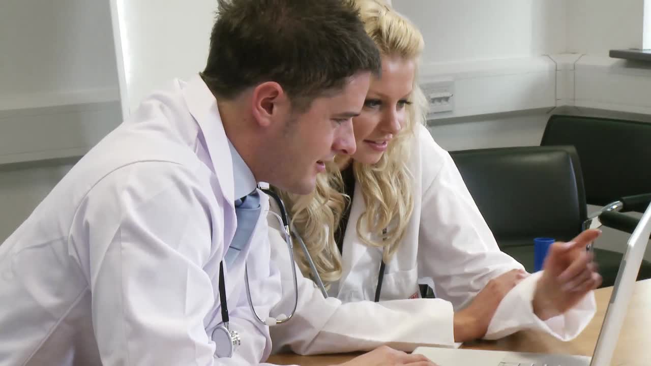Due medici che lavorano insieme