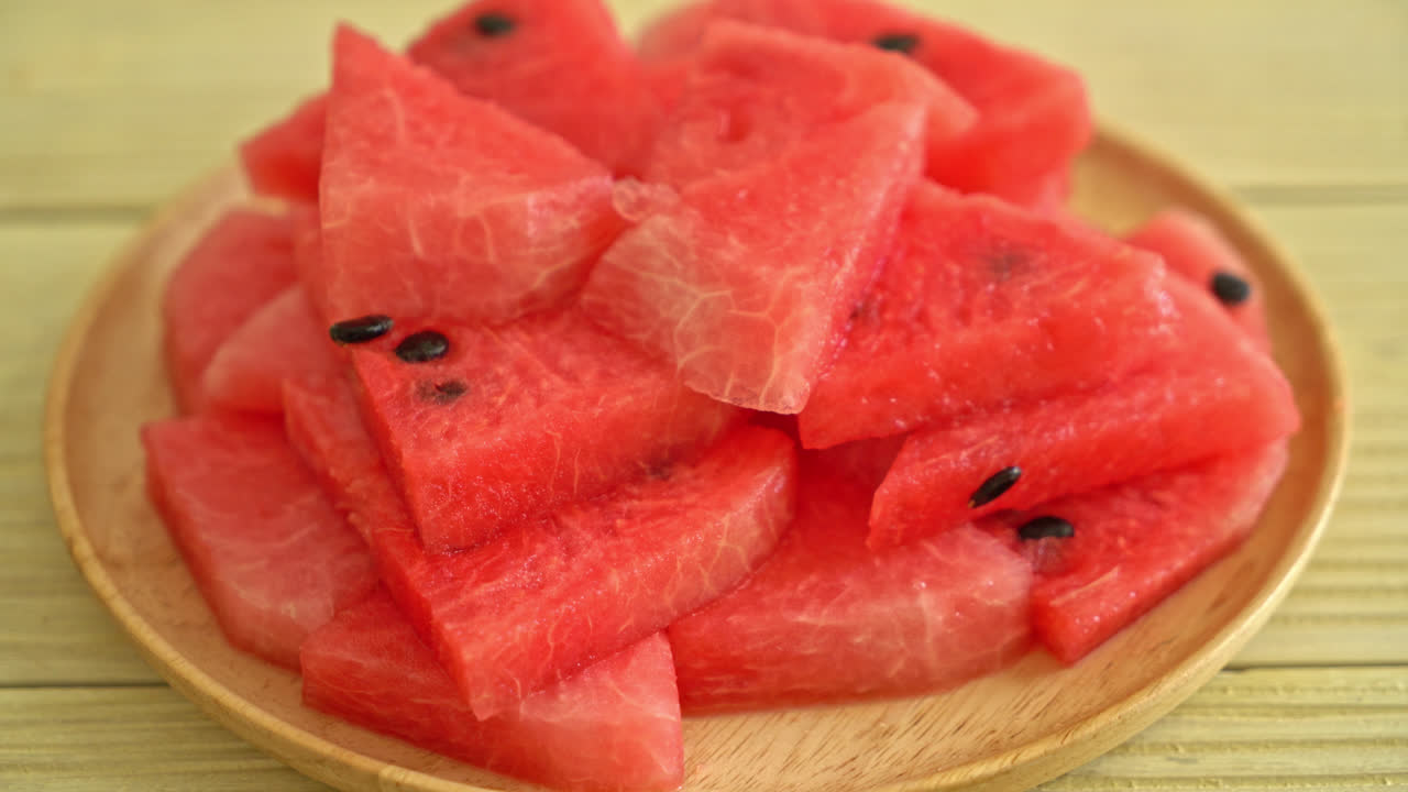 판에 잘라진 신선한 수박