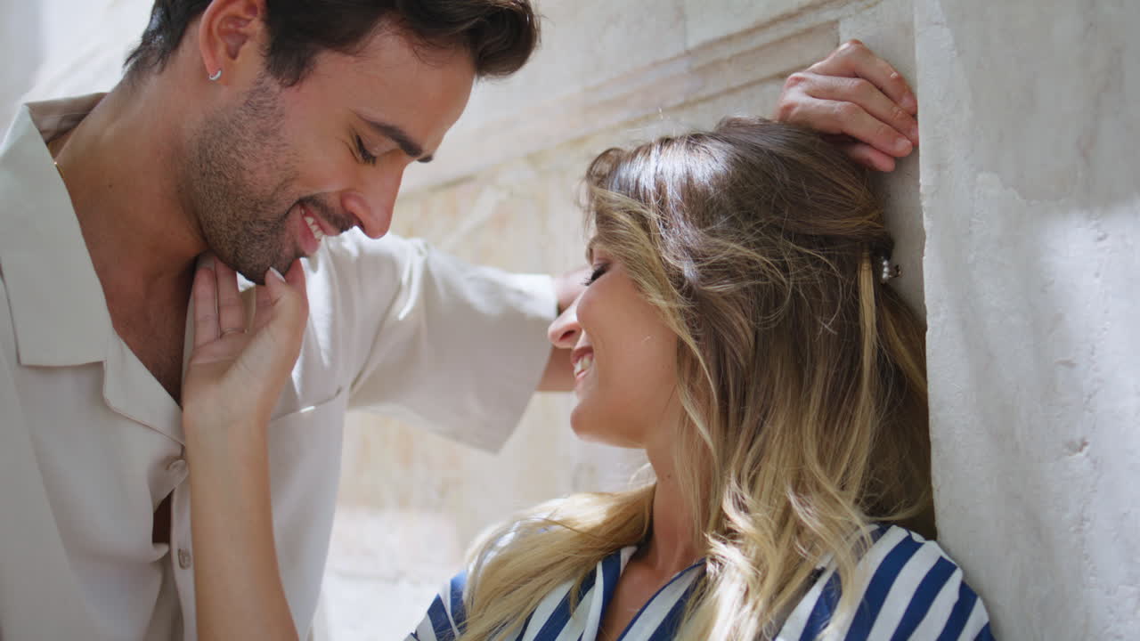 feliz recién casados momento íntimo ciudad del sol primer plano amantes románticos coqueteando