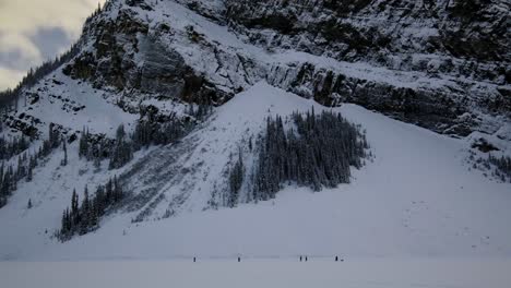Die-Kanadischen-Rocky-Mountains-Sind-Mit-Dickem-Schnee-Bedeckt-Und-Unter-Dem-Klaren-Blauen-Himmel