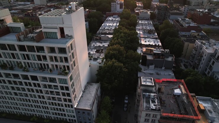 Vista aérea de ruas ensolaradas e um apartamento de luxo, pôr do sol no Brooklyn, NY, EUA