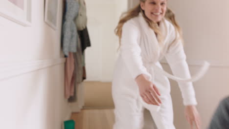 Feliz-Madre-E-Hijo-Juegan-Con-Una-Pelota-De-Fútbol-En-Casa-Niño-Pequeño-Jugando-Con-Mamá-Disfrutando-Juntos-De-Un-Divertido-Fin-De-Semana-Imágenes-De-4k