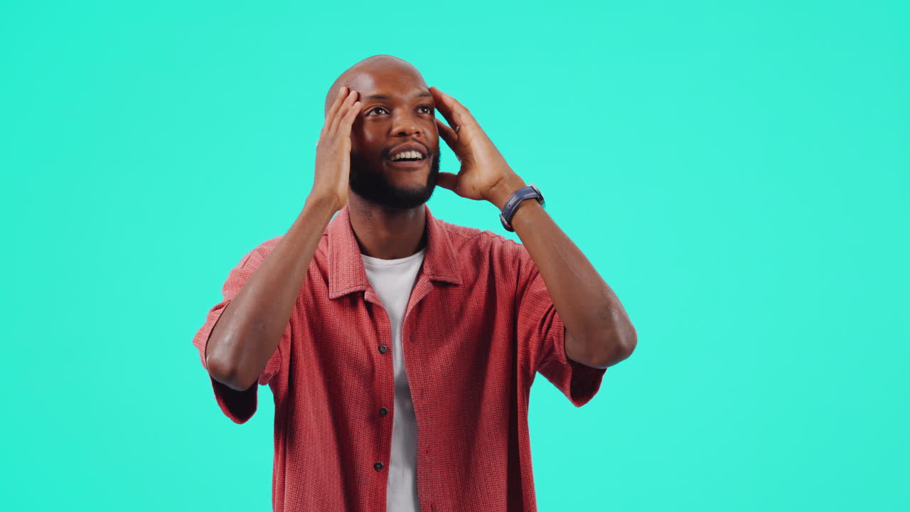 wow, pensando y un hombre negro sobre un fondo azul