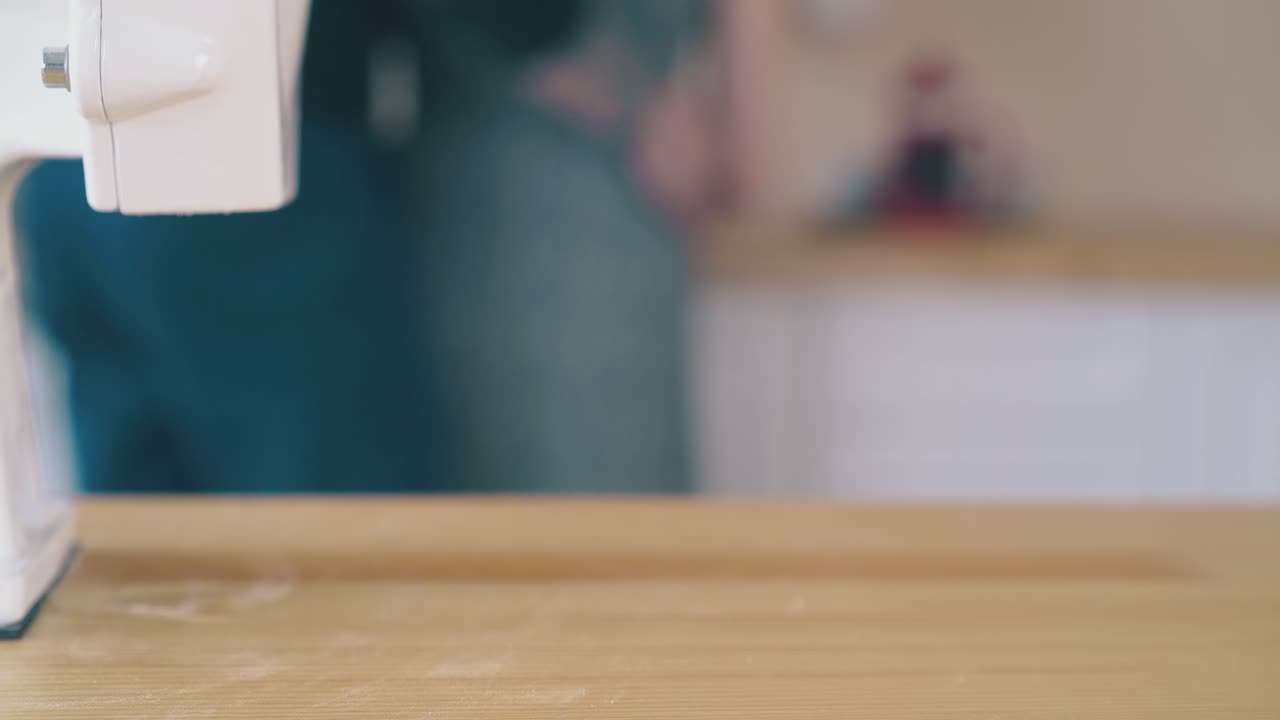 стеклянная миска на отечественной мучной мельнице и счастливая пара в комнате