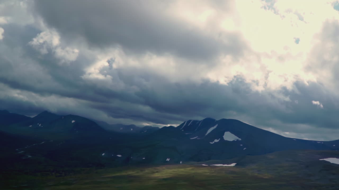구름 인 하늘 의 산악 풍경