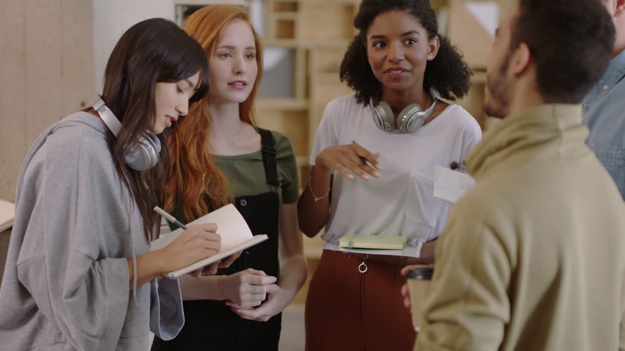 jóvenes empresarios conociendo mujeres afroamericanas líderes compartiendo ideas en equipo conociendo colegas trabajando juntos planeando proyectos disfrutando de un moderno lugar de trabajo de oficina