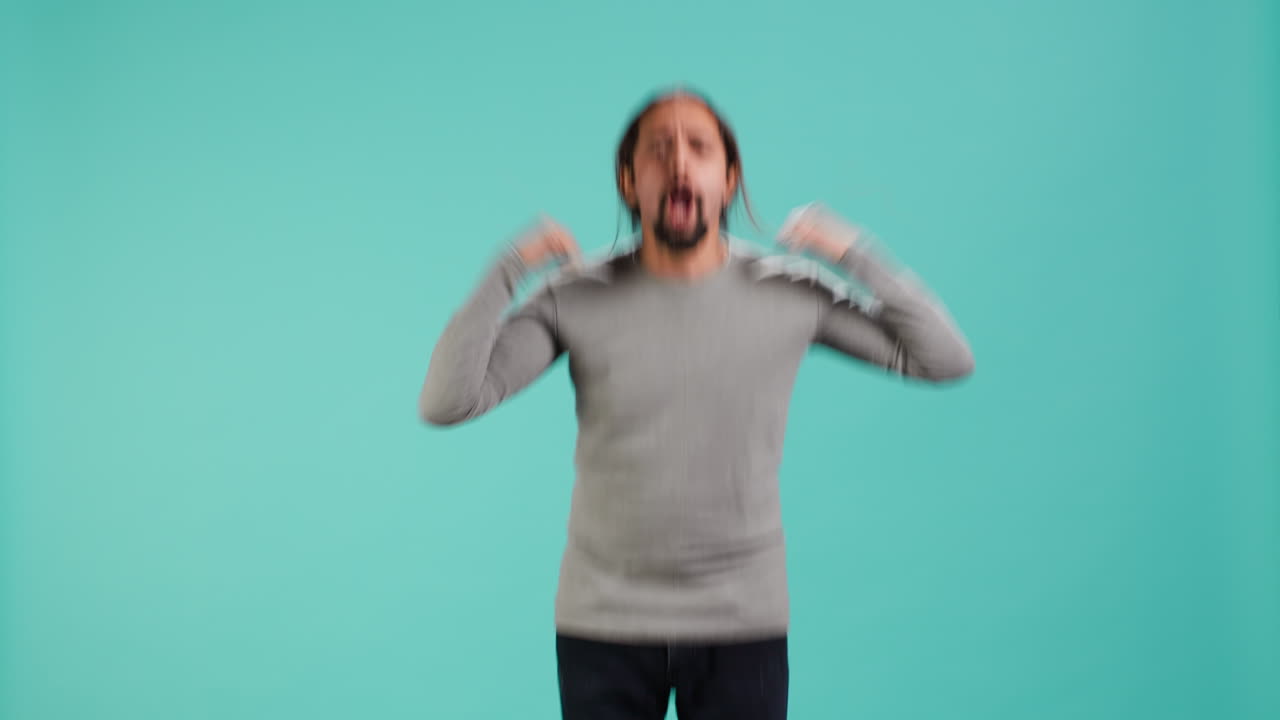 hombre saltando de alegría en emoción mientras anima al equipo deportivo favorito