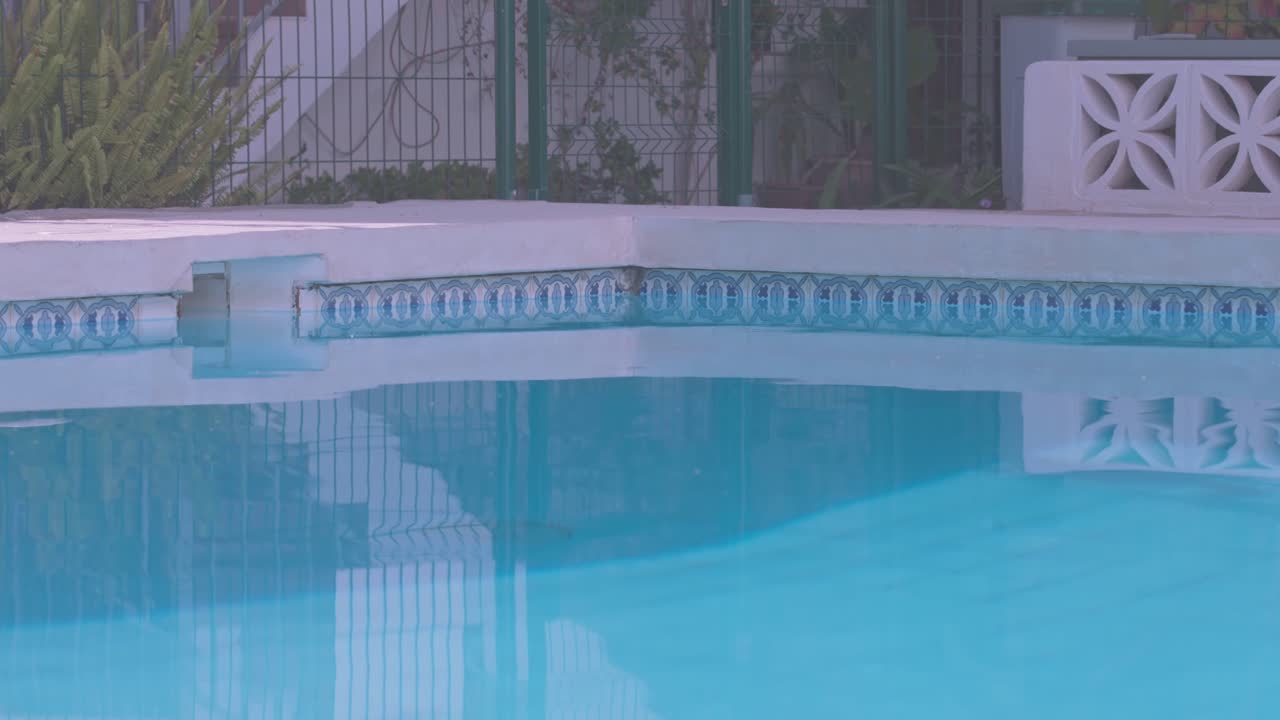 Tom swimmingpool i vandret niveau.