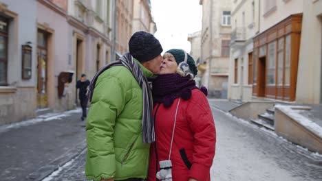 Pareja-De-Ancianos-Turistas-Hombre-Mujer-Caminando-Por-La-Calle-En-La-Ciudad-De-Invierno,-Disfrutando-Del-Tiempo-Juntos