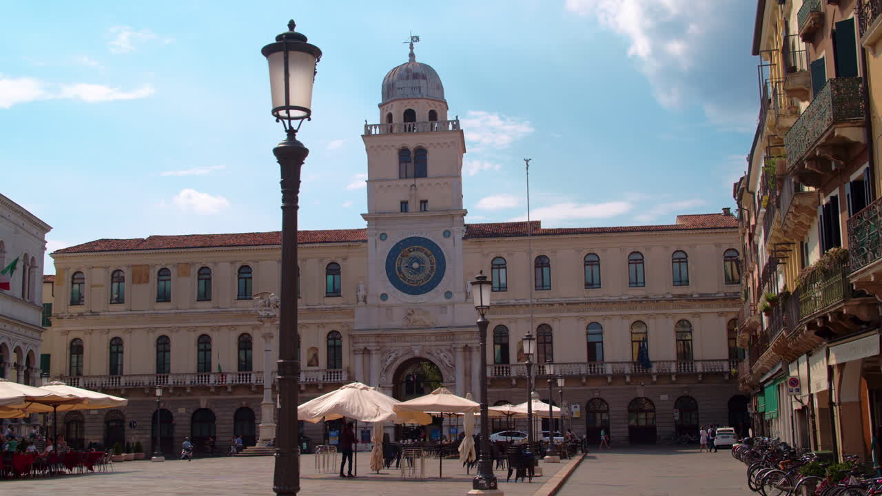 Torre dell'Orologio og Piazza dei Signori i Padova, Italia på en solrik dag.