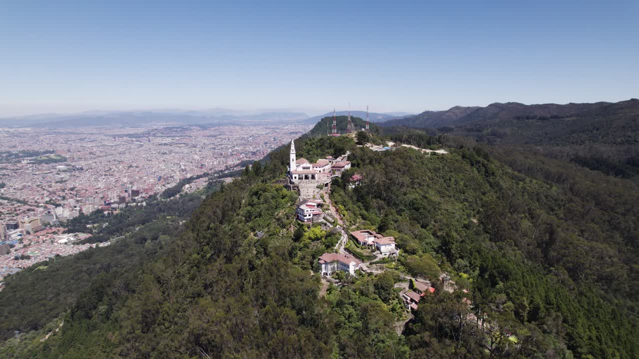 vista aérea de la colina y el santuario de monserrate, bogotá, colombia